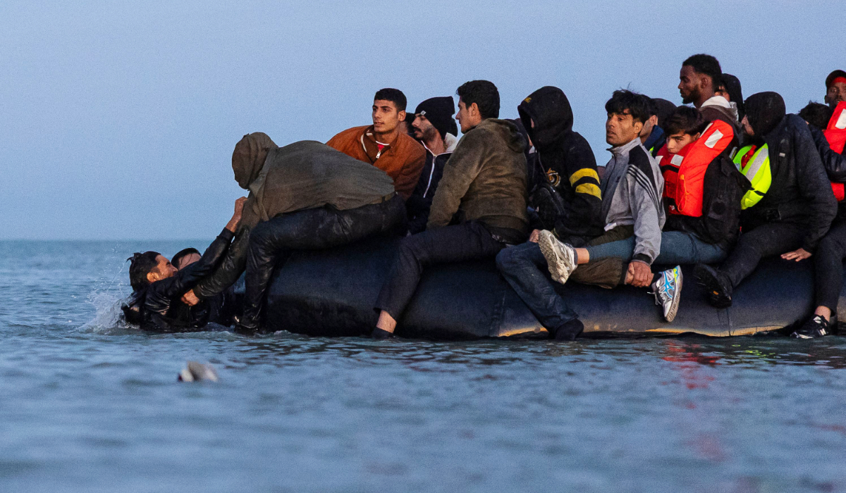 Migrants try to board a smuggler's boat in an attempt to cross the English Channel off the beach of Gravelines, northern France on September 19, 2025. (AFP)