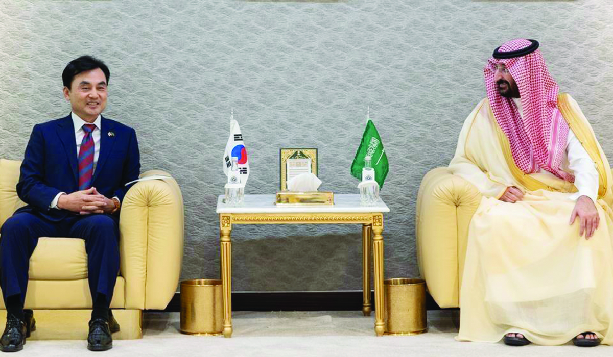 Prince Abdullah bin Bandar bin Abdulaziz (R) holds talks with Ahn Gyu-back. (Supplied)