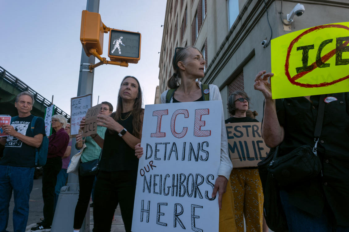 Dozens of people participate in an anti-Immigration and Customs Enforcement (ICE) rally outside of the Brooklyn Metropolitan Detention Center on September 02, 2025, in New York City. (afp)
