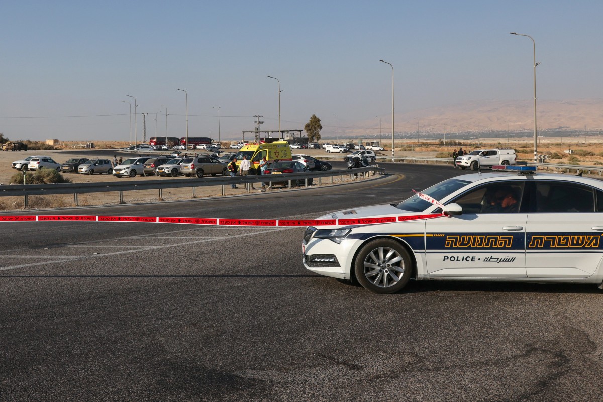 Israeli security forces close off a road leading to the King Hussein (Allenby) bridge, the main border crossing between the Israel-occupied West Bank and Jordan. (File/AFP)