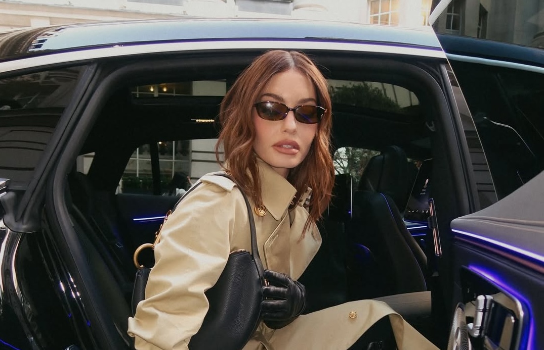 Karen Wazen arrived in a beige trench coat with a belted waist. (Instagram)