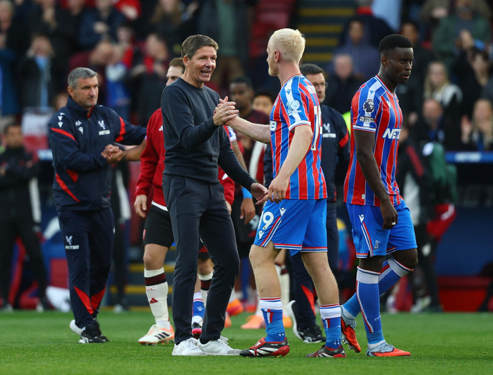 Crystal Palace manager Oliver Glasner shakes hands with Will Hughes after their English Premier League match against Crystal Palace at Selhurst Park, London, Sept. 27, 2025. (Reuters)