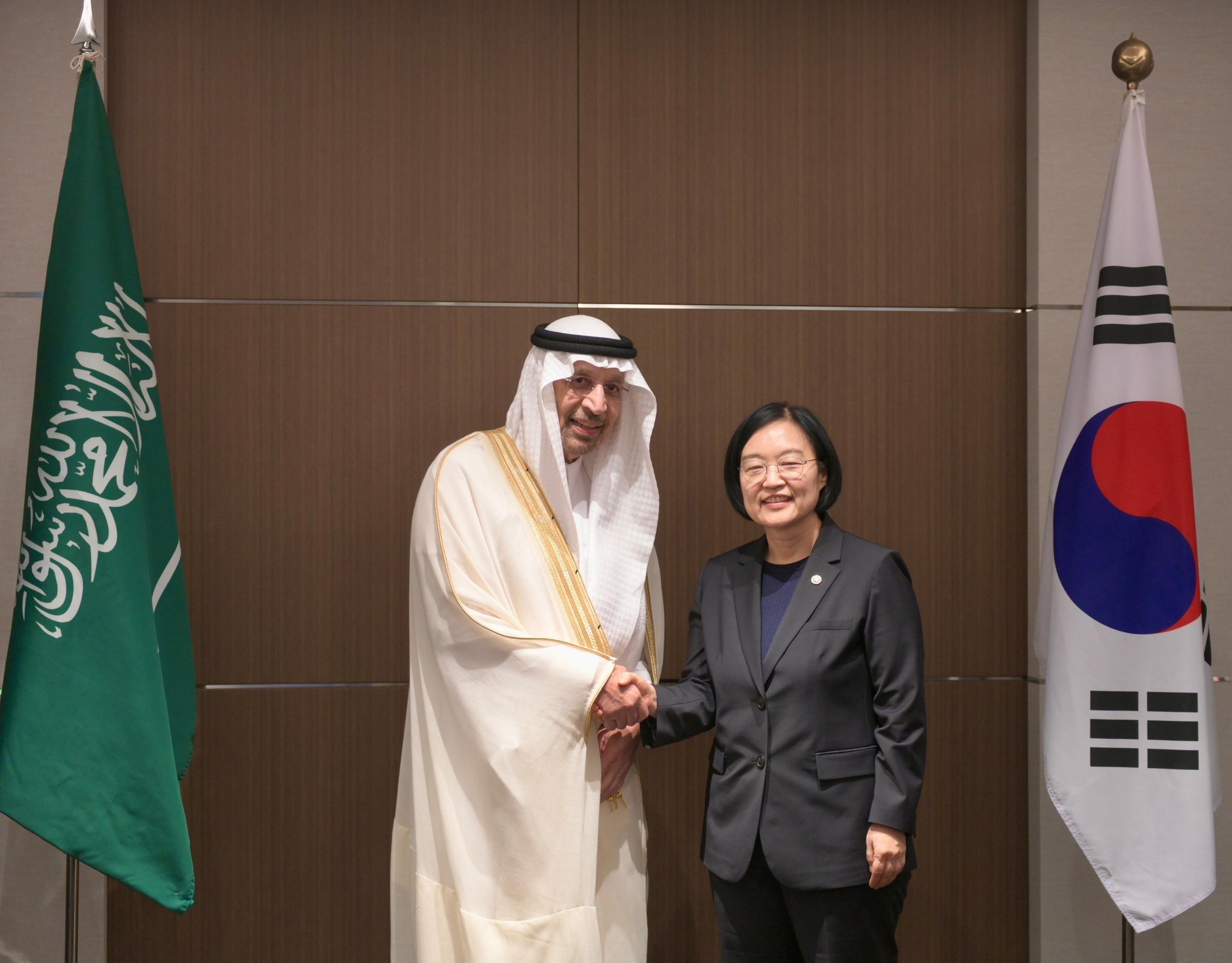 A meeting between Saudi Arabia’s Investment Minister, Khalid Al-Falih, and South Korea’s Minister for SMEs and Startups, Han Seong-suk, in Seoul focused on strategically building entrepreneurial environments and orchestrating efforts to drive SME success. X handle