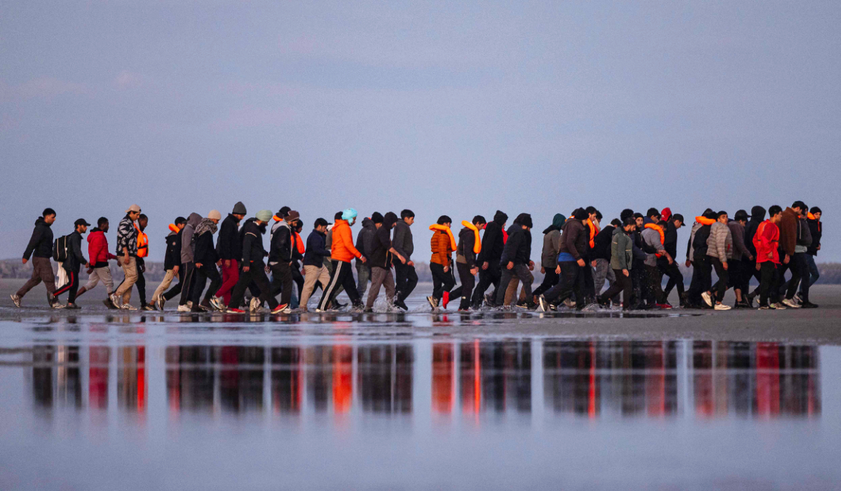 Migrants arrive to board sumgglers' boats in an attempt to cross the English Channel off the beach of Gravelines, northern France on September 27, 2025. (AFP)