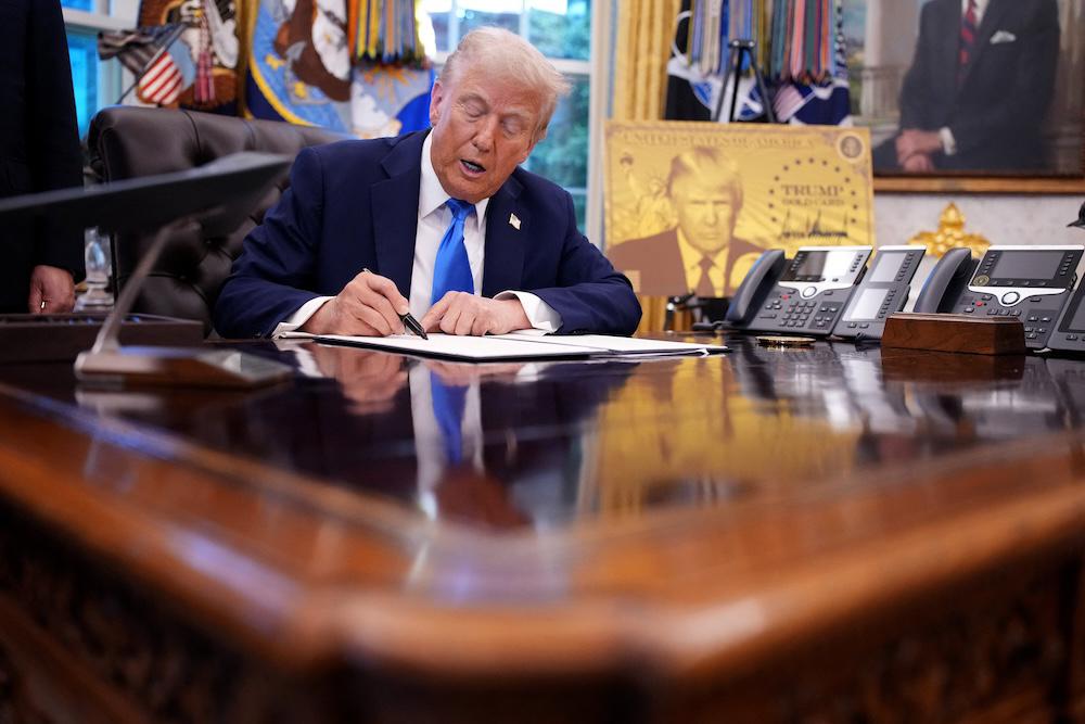 US President Donald Trump signs an executive order in the Oval Office at the White House on Sept. 19, 2025 introducing a $100,000 fee for H-1B visas. (Getty Images via AFP)