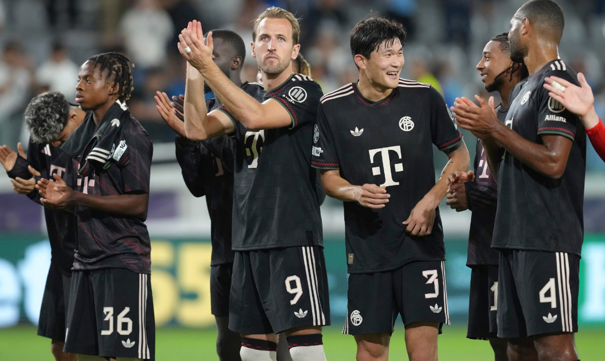 Bayern's Harry Kane, center, with teammates applaud their fans after the Champions League opening phase soccer match between Pafos FC and FC Bayern Munich at Alphamega stadium in Limassol, Cyprus, Tuesday, Sept. 30, 2025. (AP)