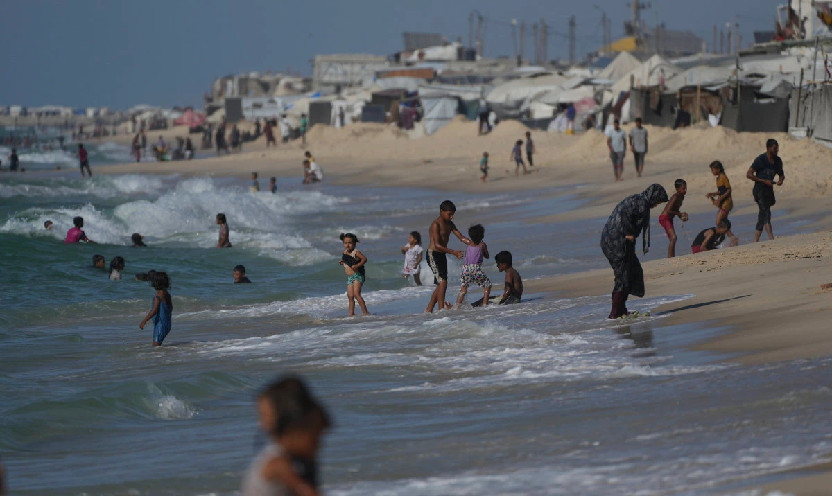 Photos in Gaza City, where the beach offers fleeting respite as war and famine grind on