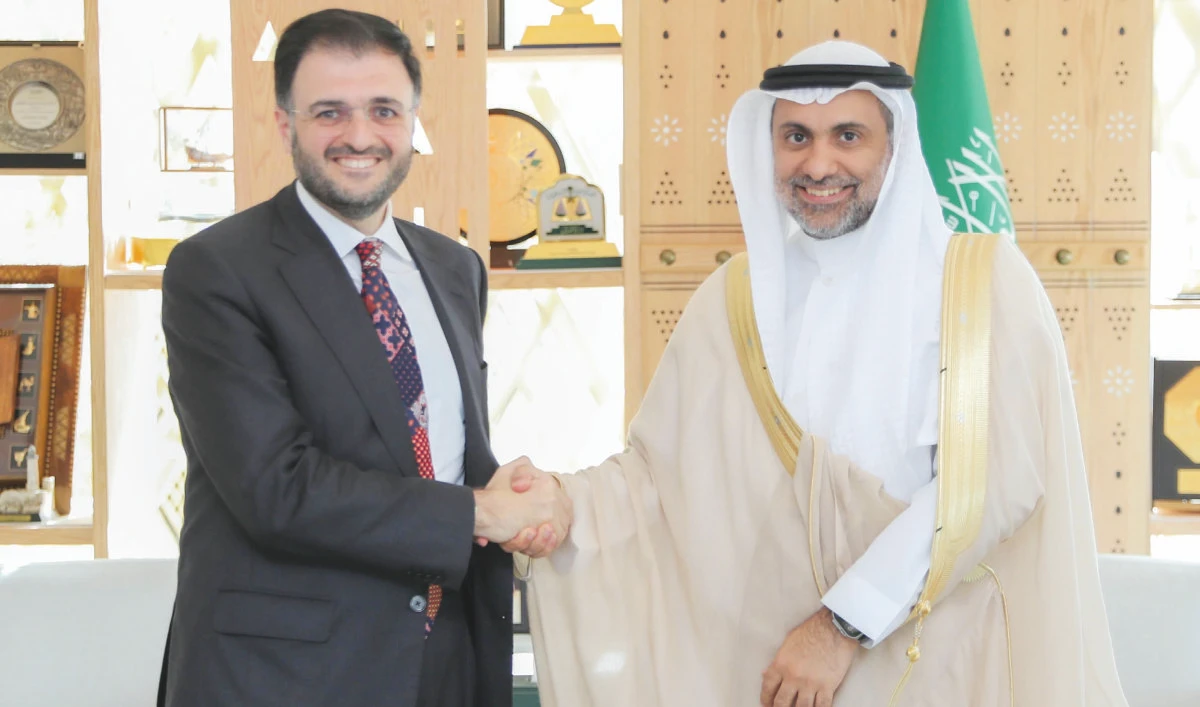 Saudi health minister discusses cooperation with Syrian communications minister