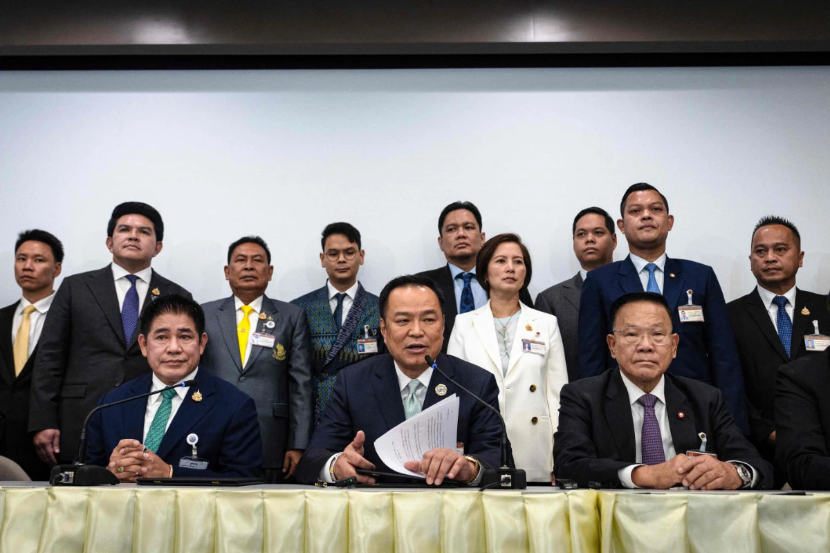 Bhumjaithai Party leader Anutin Charnvirakul (C) attends a press conference after securing the backing of opposition People's Party to serve as Thailand's next prime minister at the parliament in Bangkok on September 3, 2025. (AFP)
