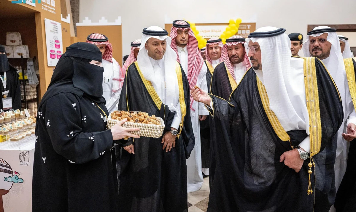 Qassim Gov. Prince Faisal bin Mishaal tours the Buraidah Dates Carnival, praising initiatives that boost Saudi dates internationally. (SPA)