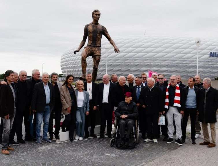 A bronze statue of Germany football legend Franz Beckenbauer was unveiled outside Bayern Munich's Allianz Arena on Friday, a day after what would have been his 80th birthday. (X/@FCBayern)