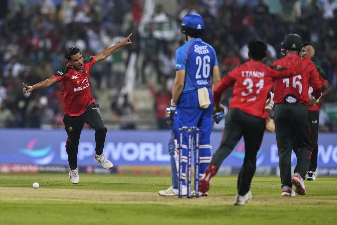 Bangladesh’s Nasum Ahmed, left, celebrates the dismissal of Afghanistan’s Sediqullah Atal, middle, during their Asia Cup Cricket match at Zayed Cricket Stadium in Abu Dhabi, Sept. 16, 2025. (AP)