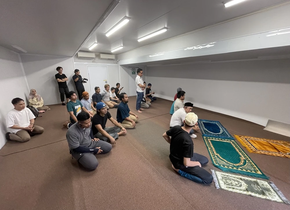A mobile mosque unit was recently displayed in the Tokyo Tower area, where a group of Muslims performed prayers after washing their hands, feet, and faces using water provided by the mobile mosque. (ANJ)
