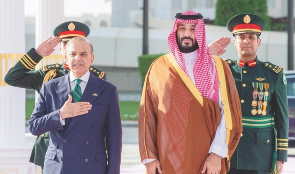 Pakistan’s Premier Shehbaz Sharif, along with Saudi Crown Prince Mohammad bin Salman, receives a guard of honor upon his arrival in Riyadh. (SPA)