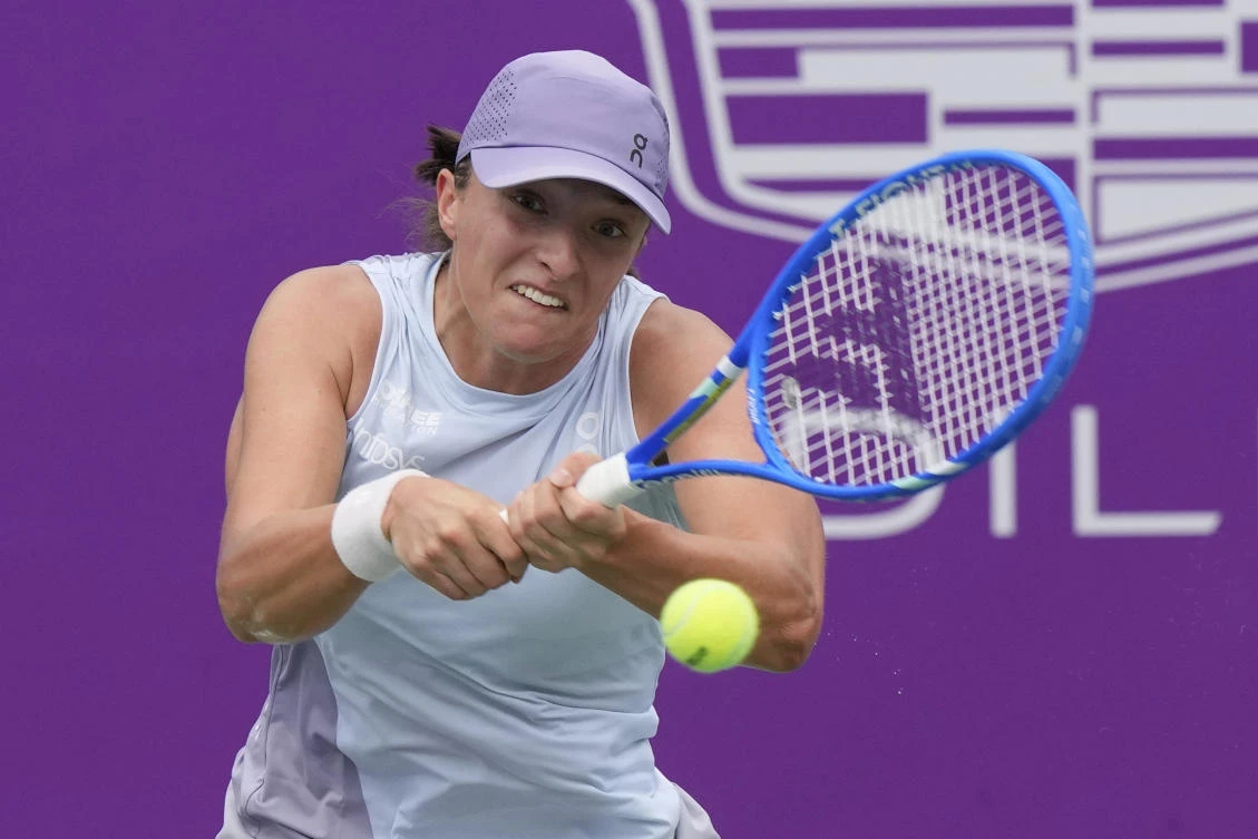 Swiatek shrugs off double duty to reach Korea Open final