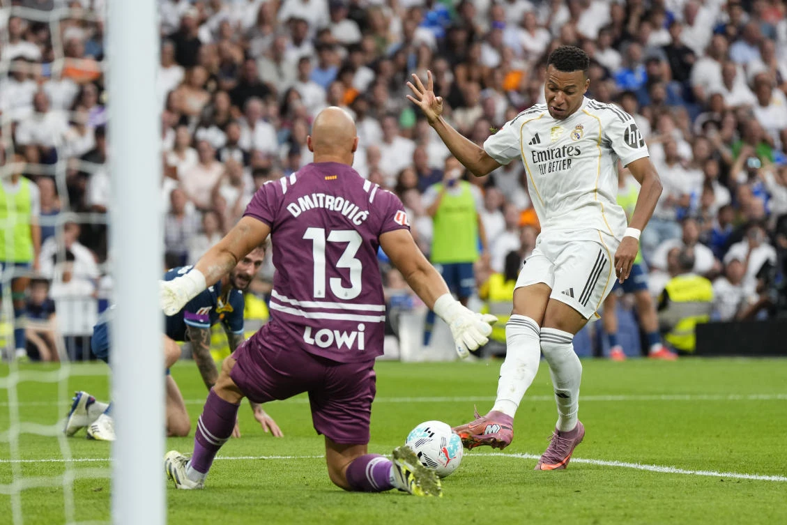 Real Madrid’s Kylian Mbappe tries to score past Espanyol’s goalkeeper Marko Dmitrovic during their Spanish La Liga match at the Santiago Bernabeu stadium in Madrid, Sept. 20, 2025. (AP)