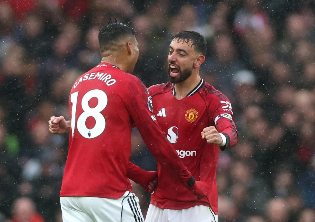 Manchester United’s Bruno Fernandes celebrates scoring their first goal with Casemiro during their EPL match against Chelsea at Old Trafford, Manchester, Sept. 20, 2025. (Reuters)