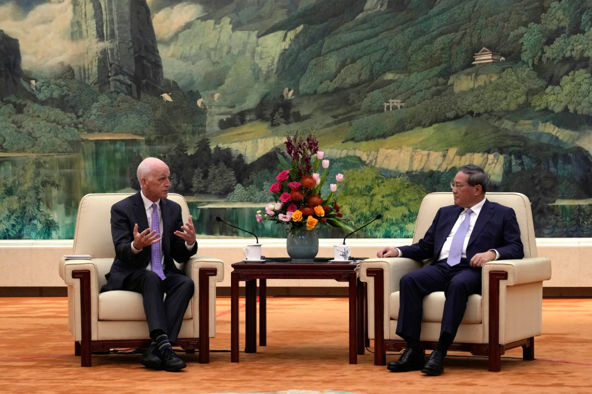 Rep. Adam Smith left, speaks with Chinese Premier Li Qiang as he leads a bipartisan group of US lawmakers for a meeting in Beijing on Sept. 21, 2025. (AP Photo/Pool)
