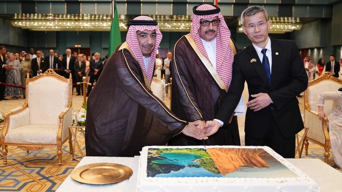Vietnam’s ambassador Hoang Huu Anh cutting cake with guests during reception to mark the 80th anniversary of Vietnam's National Day. (Supplied)
