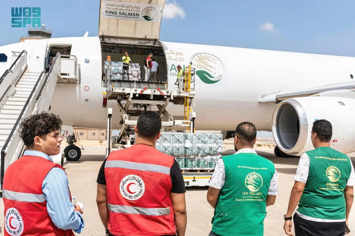Staff from the Saudi aid agency KSrelief and Egyptian ramp agents are handling an aid shipment bound for Gaza at Al-Arish airport. (SPA)