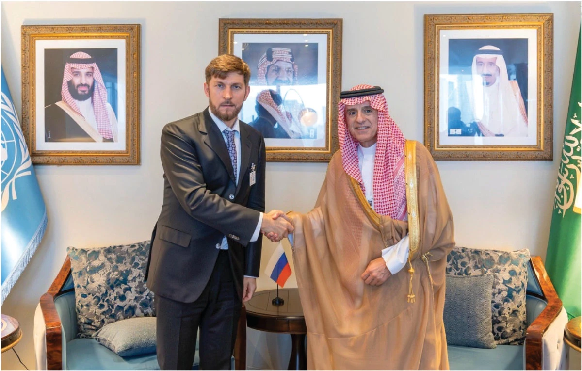 Adel Al-Jubeir, Saudi Arabia’s climate envoy, meets with his Russian counterpart, Ruslan Edelgeriyev, on Thursday at the UN. (SPA)