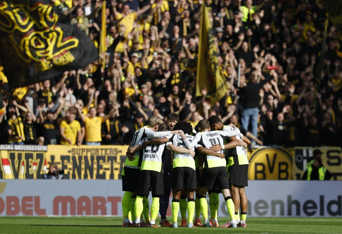 Borussia Dortmund players on a huddle before their Bundesliga match against Mainz 05 at MEWA Arena, Mainz, Sept. 27, 2025. (Reuters)