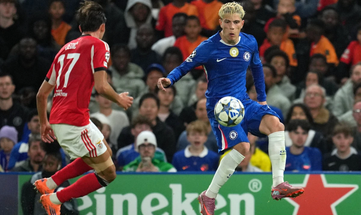 Chelsea's Alejandro Garnacho controls the ball next to Benfica's Amar Dedic, left, during a Champions League opening phase soccer match between Chelsea and SL Benfica at Stamford Bridge stadium in London, Tuesday, Sept. 30, 2025. (AP)