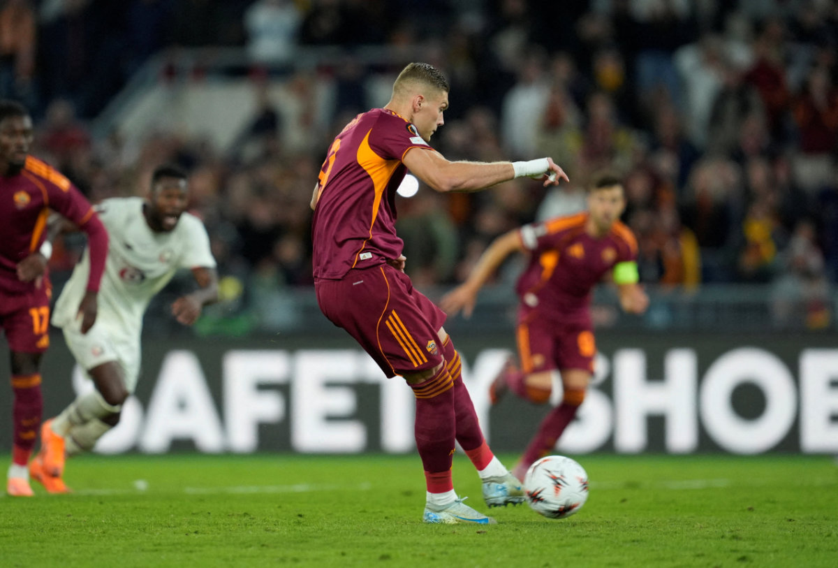 As Roma’s Artem Dovbyk has his penalty saved by Lille’s Berke Ozer before AS Roma re-took the penalty 2 more times, missing on all 3 occasions during the Europa League match between AS Roma and Lille on Thursday. (Reuters)