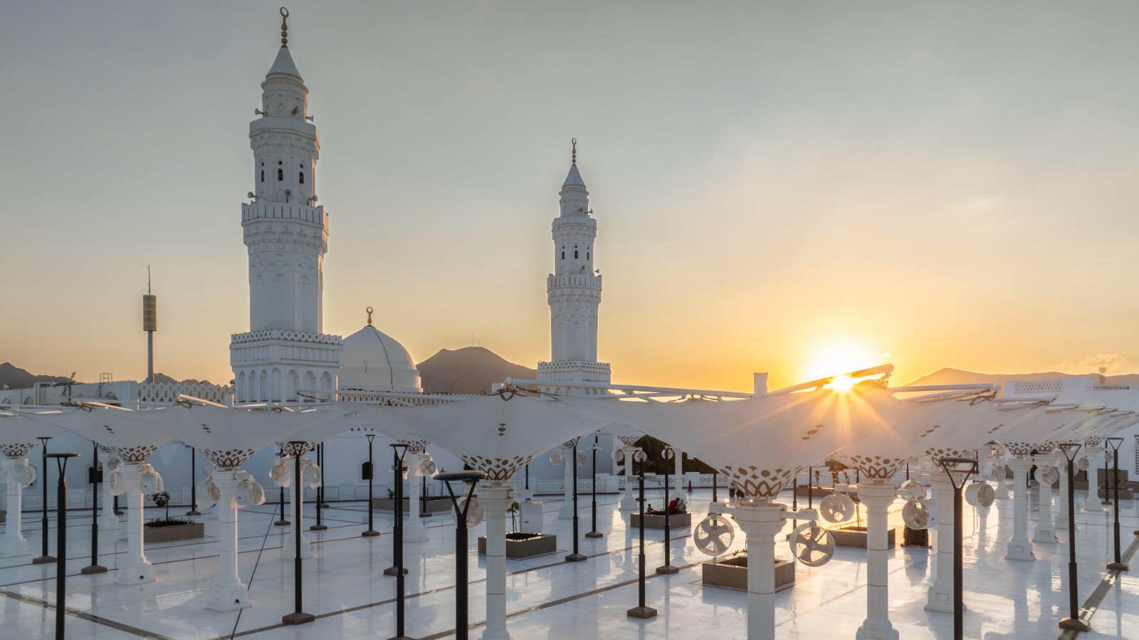 King Salman has directed that the Qiblatain Mosque in Madinah should remain open 24 hours a day so that worshippers are able to pray there at any time. (SPA)