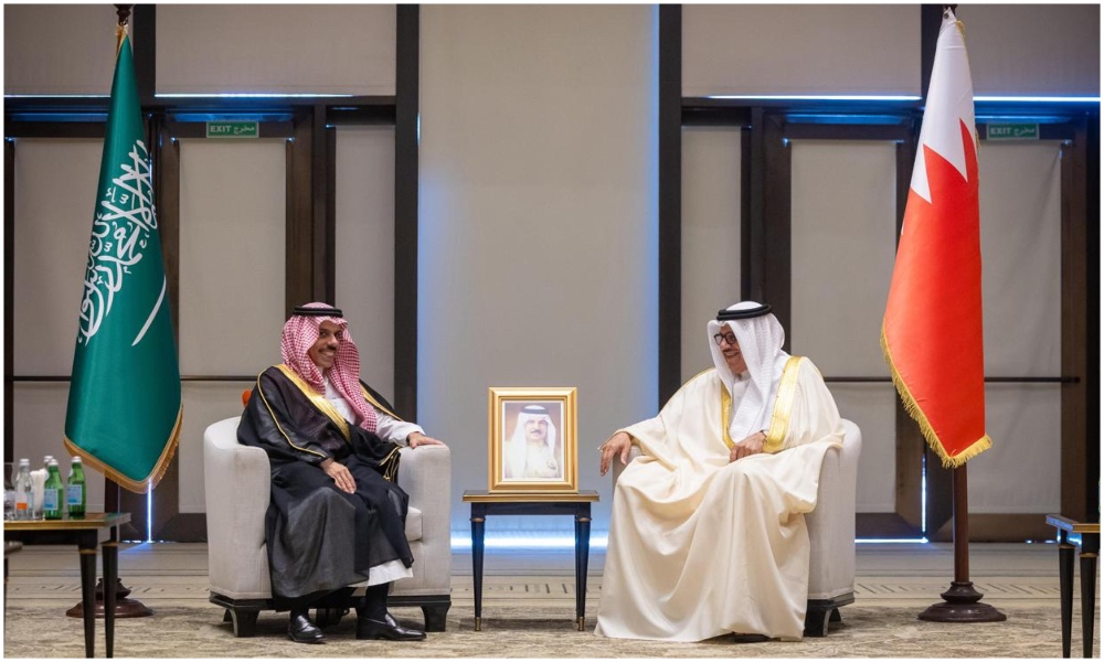 Saudi Foreign Minister Prince Faisal bin Farhan and his Bahraini counterpart, Abdullatif Al-Zayani, in Manama. (SPA)