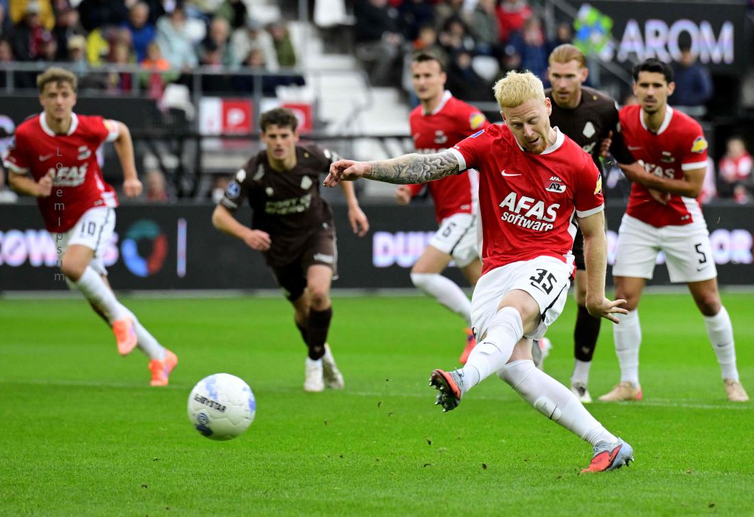 AZ Alkmaar’s Dutch forward #35 Mexx Meerdink (3R) successfully takes a penalty kick to score AZ’s first goal during their Dutch Eredivisie match against Telstar at the AFAS Stadium in Alkmaar on Oct. 5, 2025. (AFP)