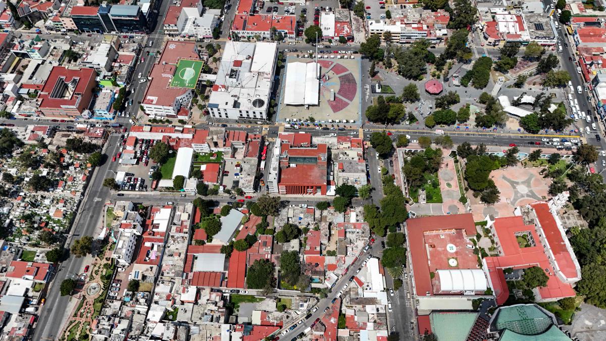 Aerial view of the populous city of Ecatepec, State of Mexico, on October 2, 2025. Hidden behind bars, merchants in the Mexican municipality of Ecatepec watch as gangs that extort them operate freely. They fear reprisals after nearly beating to death a suspected criminal who had been terrorizing them. (Photo by Yuri CORTEZ / AFP)