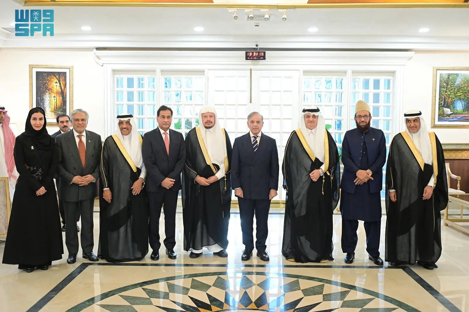 The speaker of the Saudi Shoura Council, Abdullah bin Mohammed bin Ibrahim Al Al-Sheikh (C), poses with Pakistani Prime Minister Shehbaz Sharif during an official visit to Islamabad on Wednesday. (SPA)