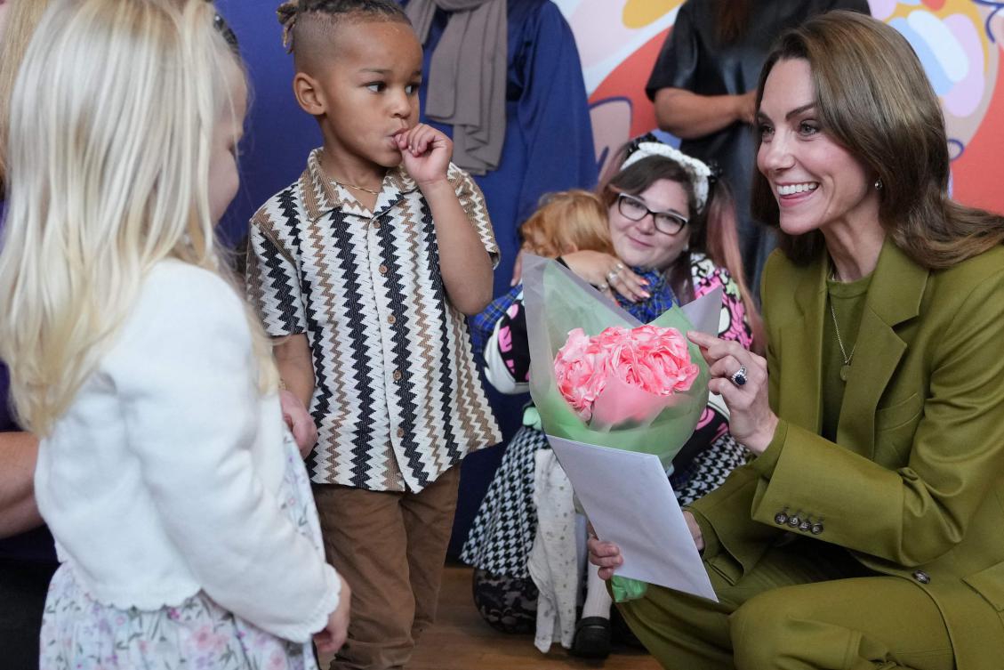 Britain’s Catherine, Princess of Wales receives a posey as she arrives for a visit to the charity Home-Start Oxford, in Oxford, southern England on Oct. 9, 2025. (AFP)