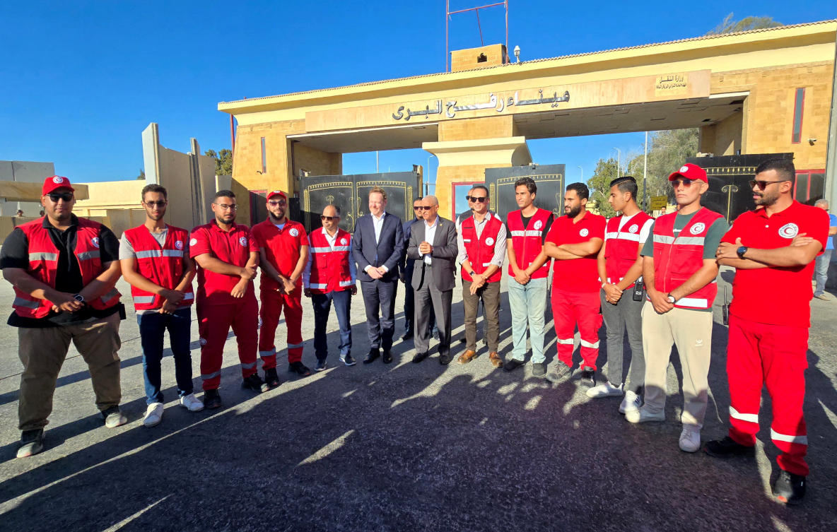 Dutch Foreign Minister David Van Weel and Egypt's North Sinai governor Khaled Megawer meet with members of Egyptian Red Crescent during a visit to the Rafah Border Crossing between Egypt and the Gaza Strip, amid the ongoing conflict between Israel and Hamas, in Rafah, Egypt, October 7, 2025. REUTERS/Stringer