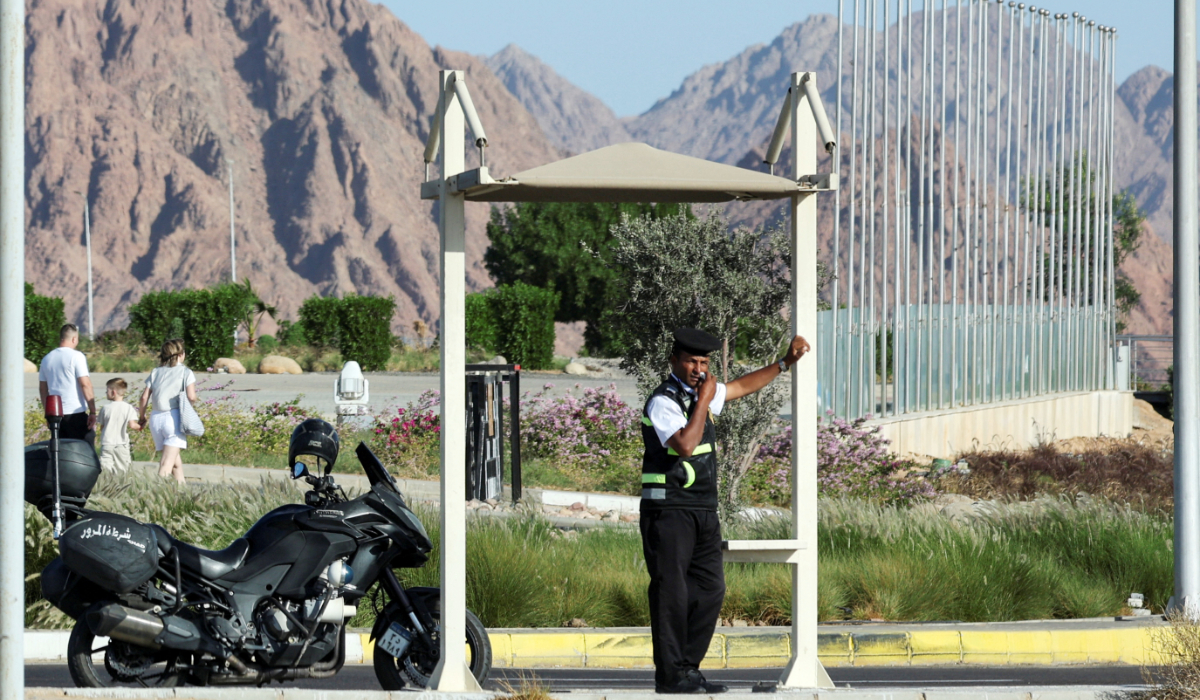 An Egyptian traffic policeman guards in Peace Square at the Red Sea resort of Sharm el-Sheikh, Egypt, October 10, 2025. (REUTERS)