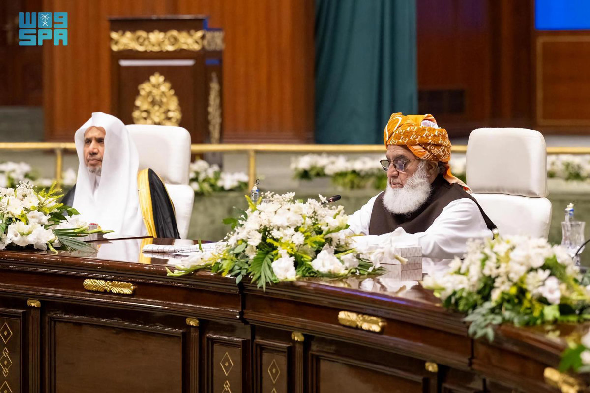 MWL Secretary-General Mohammed bin Abdulkarim Al-Issa (left) speaking during the Second Consultative Meeting with Pakistani religious scholars in Islamabad. (SPA)