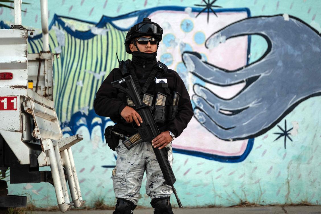 A Mexico National Guard officer guards the area around the prosecutor’s office after a drone attack the night before, in Playas de Tijuana, Baja California state, Oct. 16, 2025. (AFP)