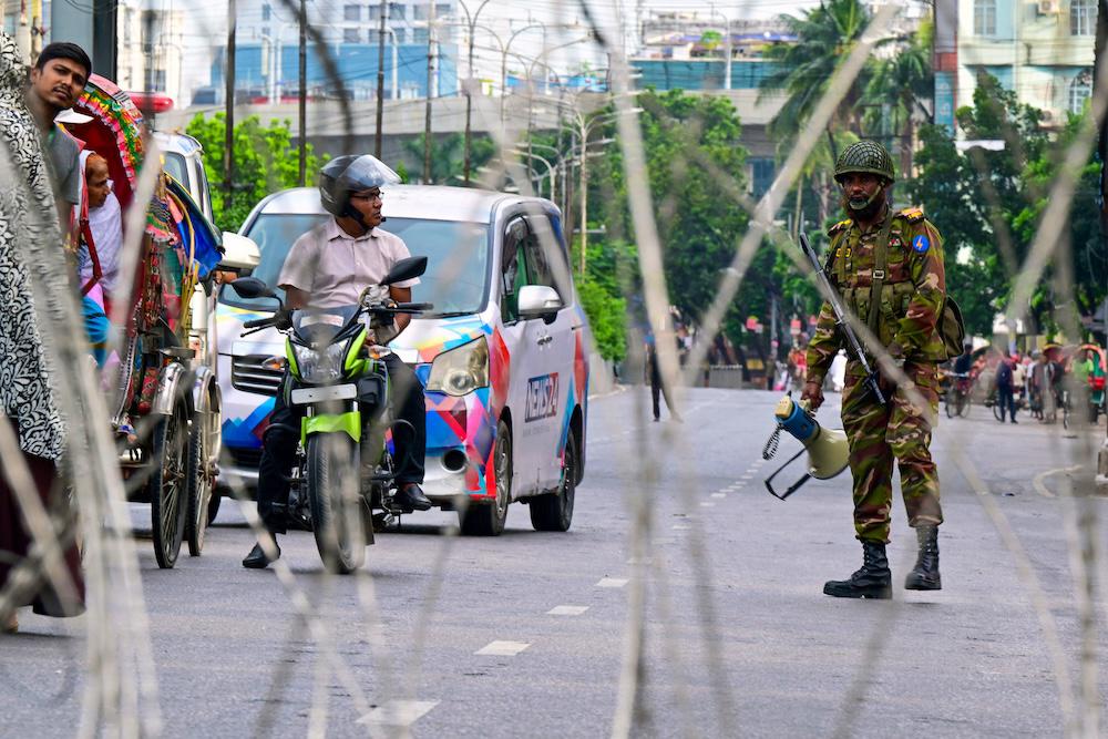 A Bangladeshi soldier stands guard along a street amid the anti-quota protests in Dhaka on July 20, 2024. (AFP file photo)
