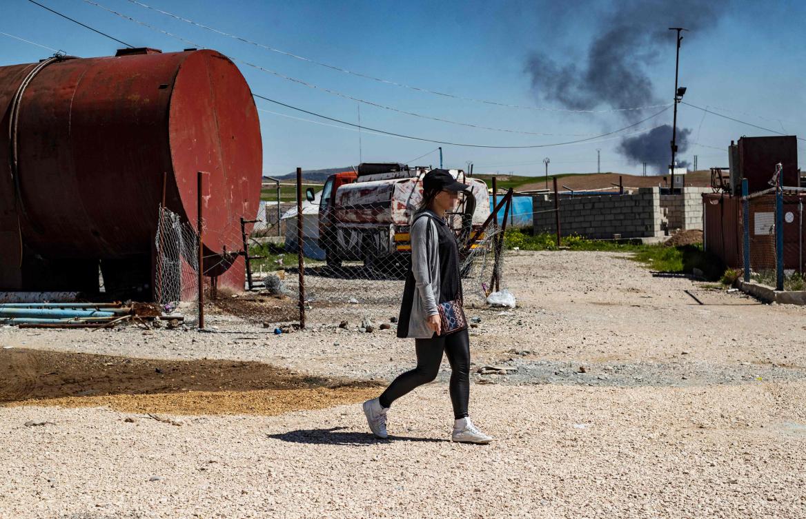 Frenchwoman Emilie Konig walks in northeastern Syria's northeastern Syria's Camp Al-Roj on March 28, 2021 where she is held with others suspected of being relatives of alleged members of the Islamic State (IS) group. French jihadist Emilie König was referred to special criminal court, AFP learned from a judicial source on October 20, 2025. (Photo by Delil SOULEIMAN / AFP)
