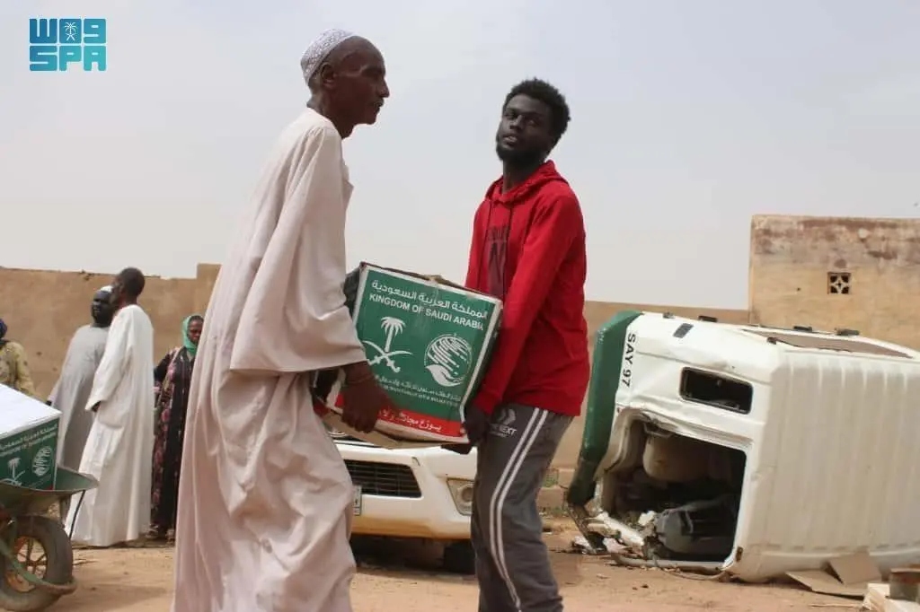 In Khartoum State, Sudan, KSrelief distributed 500 food parcels to displaced families, benefiting 3,484 individuals. (SPA)