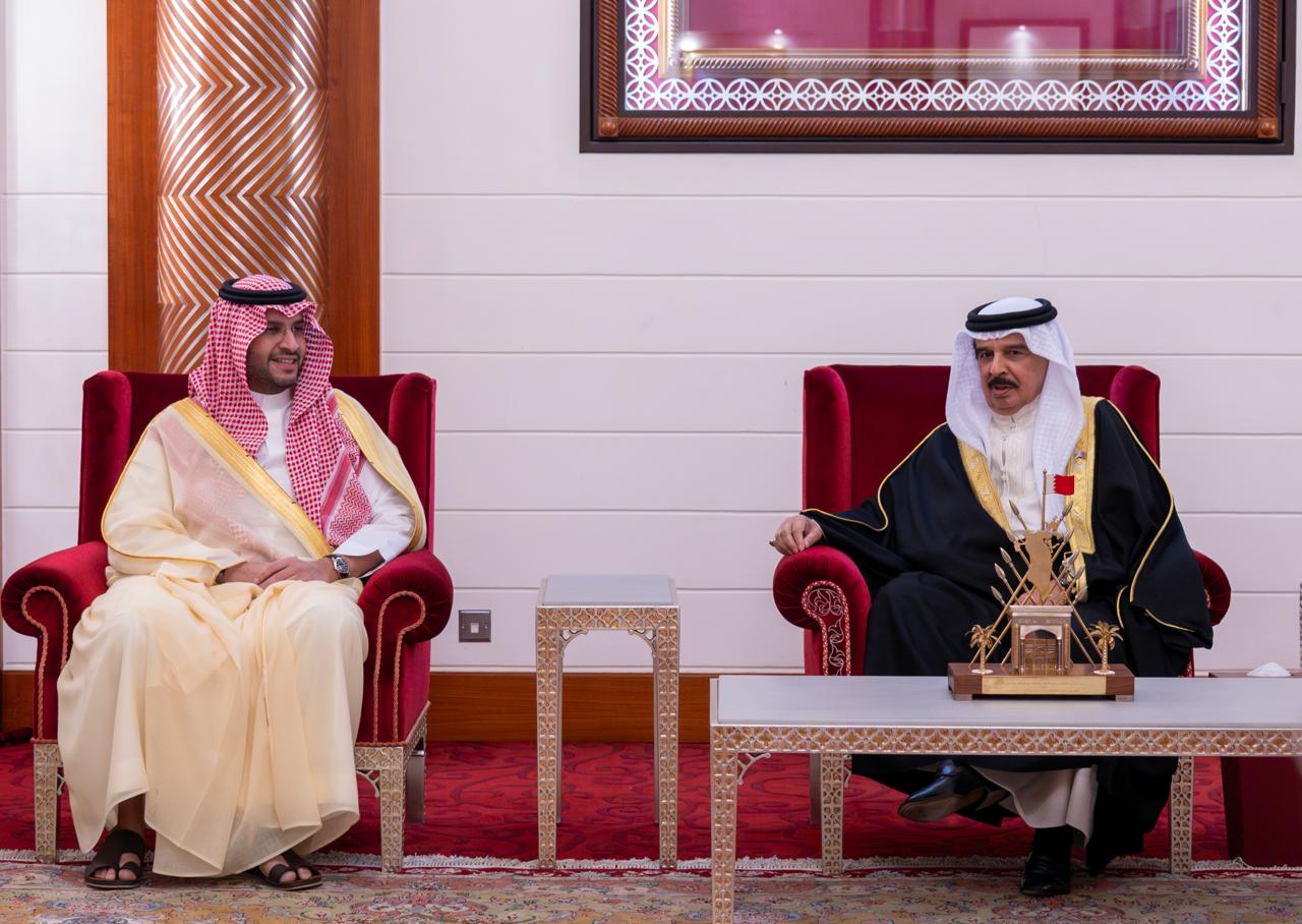 Bahrain’s King Hamad receives Saudi Minister of State Prince Turki bin Mohammed bin Fahd bin Abdulaziz at Al-Safriya Palace on Sunday. (SPA)