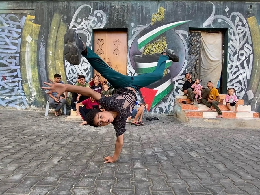 The Camps Breakerz Crew offers breakdance workshops across Gaza’s refugee camps and schools. The workshop in this image took place in 2023. (Photo courtesy: Ahmed Alghariz/Camps Breakerz )