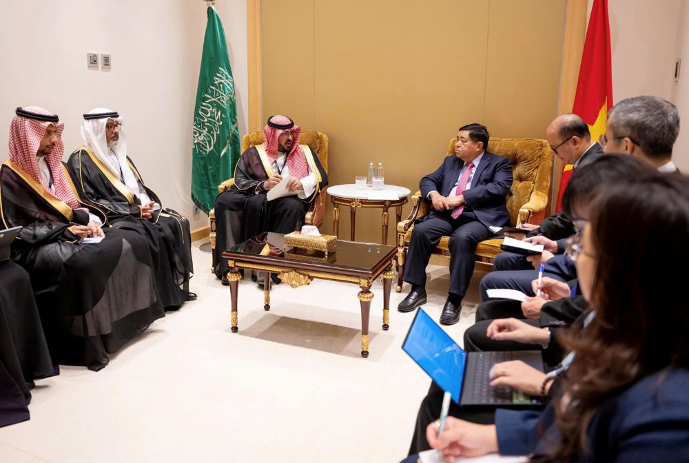 Minister of Economy and Planning Faisal Alibrahim meets with Vietnam’s Deputy Prime Minister Nguyen Chi Dung in Riyadh. (SPA)