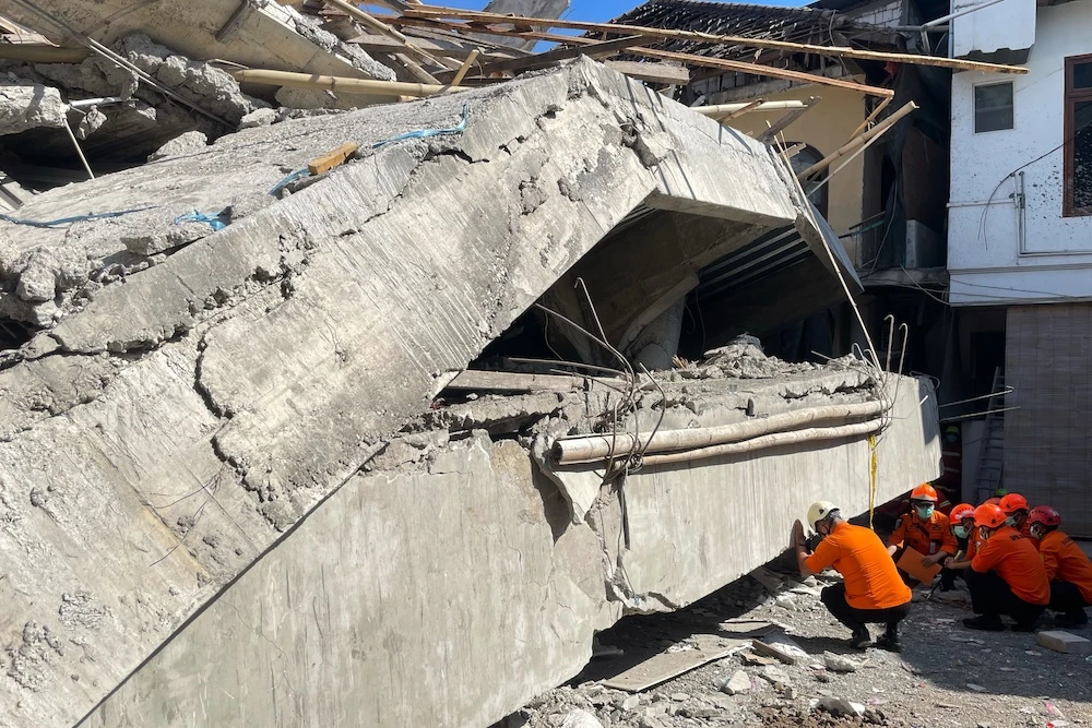 91 people possibly still under collapsed Indonesian school: official