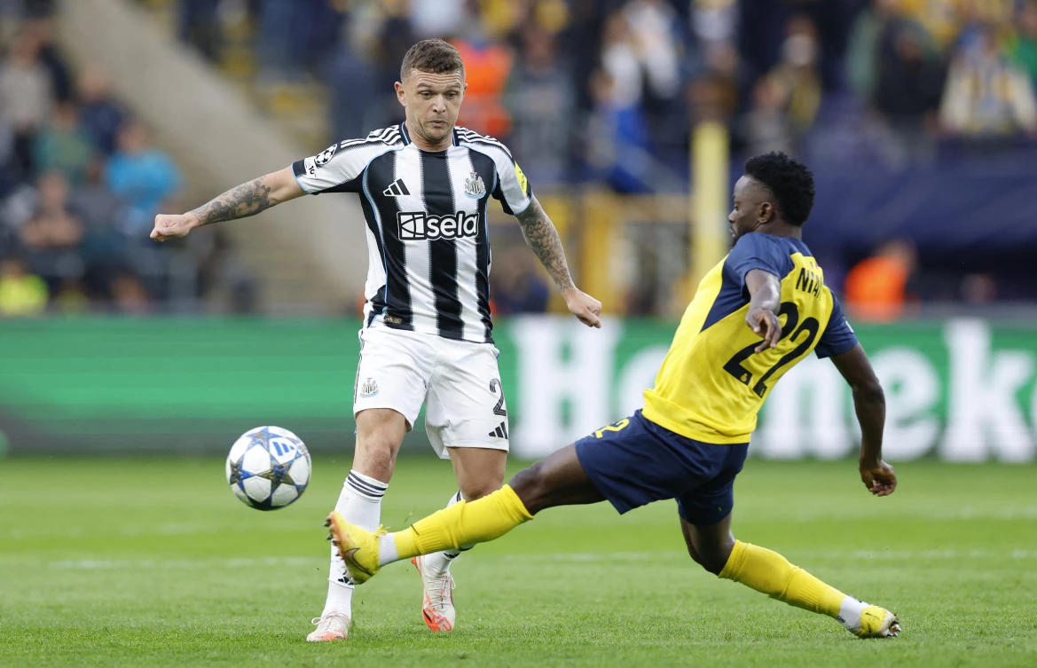 UEFA Champions League - Union Saint-Gilloise v Newcastle United - Lotto Park, Anderlecht, Belgium - October 1, 2025 Newcastle United's Kieran Trippier in action with Union Saint-Gilloise's Ousseynou Niang Action Images via Reuters/Peter Cziborra