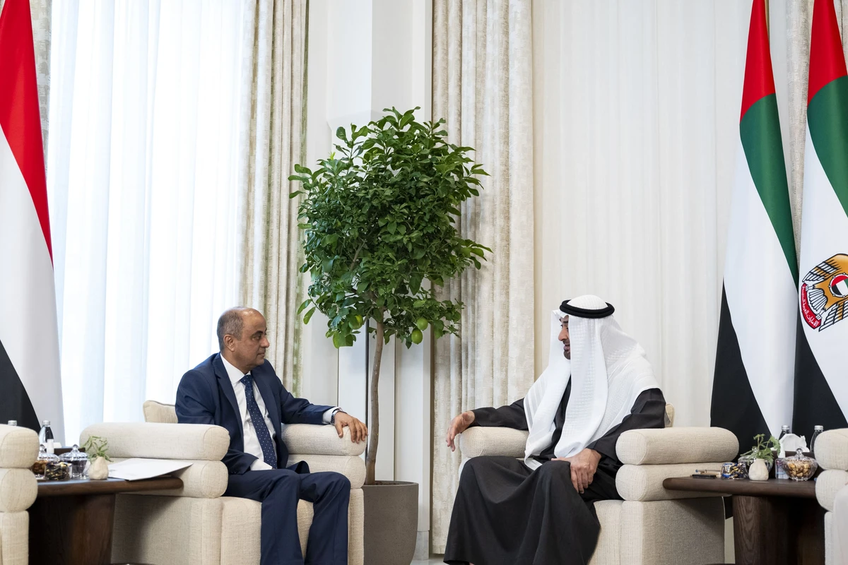 UAE president, Yemeni PM discuss ways to enhance bilateral ties at Qasr Al-Shati in Abu Dhabi. (WAM)