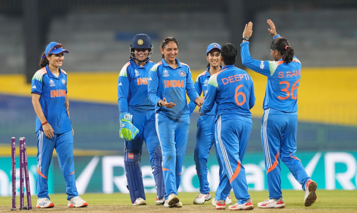 India's captain Harmanpreet Kaur and her team members celebrate the wicket of Pakistan's Rameen Shamim during the Women's Cricket World Cup match between India and Pakistan at Premadasa Stadium in Colombo, Sri Lanka, Sunday, Oct, 5, 2025. (AP)