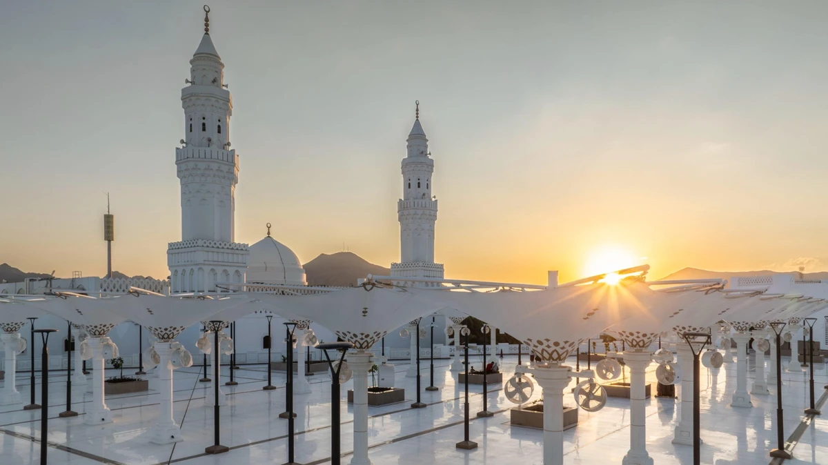 King Salman has directed that the Qiblatain Mosque in Madinah should remain open 24 hours a day so that worshippers are able to pray there at any time. (SPA)