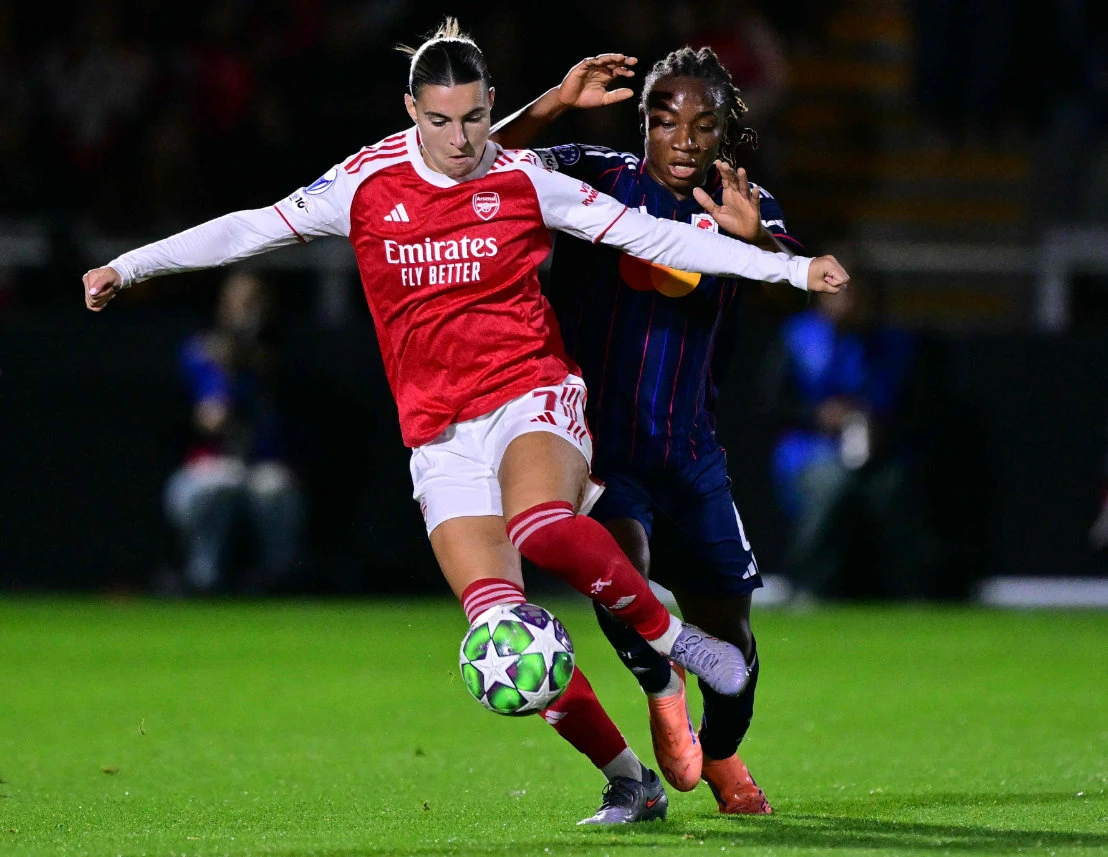Arsenal’s Australian defender Steph Catley (L) tries to hold off Lyon’s Haitian midfielder Melchie Dumornay during the UEFA Women’s Champions League, league phase football match between Arsenal and Lyon at Meadow Park on Tuesday. (AFP)